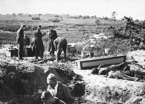 WWII: MASS GRAVE, 1945. The discovery of a mass grave of more than 70 Russian prisoners of war, executed by the Germans near the Amersfoort concentration camp in the Netherlands. Photograph by Jan de Jong, 19 November 1945.  Copyright: xGRANGERx xGRANGERx 0908409