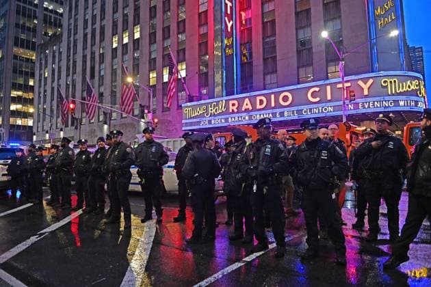 March 28, 2024, New York, New York, USA: Hundreds of Palestinian supporters protest outside of Radio City Music Hall while inside President Biden is joined by former presidents Obama and Clinton for a fund raising event tonight. The NYPD was also out in full force. (Photo: Andrea RENAULT Zuma Press) New York USA - ZUMAg115 20240328_faf_g115_016 Copyright: xAndreaxRenaultx