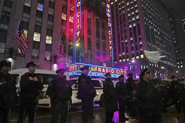 March 28, 2024, New York, New York, USA: Hundreds of Palestinian supporters protest outside of Radio City Music Hall while inside President Biden is joined by former presidents Obama and Clinton for a fund raising event tonight. The NYPD was also out in full force. (Photo: Andrea RENAULT Zuma Press) New York USA - ZUMAg115 20240328_faf_g115_019 Copyright: xAndreaxRenaultx