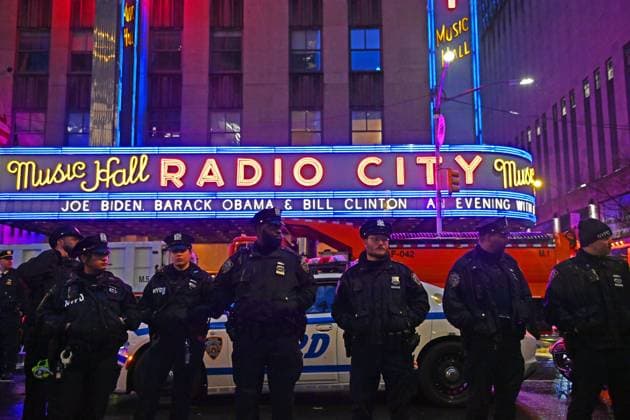 March 28, 2024, New York, New York, USA: Hundreds of Palestinian supporters protest outside of Radio City Music Hall while inside President Biden is joined by former presidents Obama and Clinton for a fund raising event tonight. The NYPD was also out in full force. (Photo: Andrea RENAULT Zuma Press) New York USA - ZUMAg115 20240328_faf_g115_015 Copyright: xAndreaxRenaultx