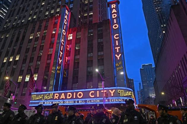 March 28, 2024, New York, New York, USA: Hundreds of Palestinian supporters protest outside of Radio City Music Hall while inside President Biden is joined by former presidents Obama and Clinton for a fund raising event tonight. The NYPD was also out in full force. (Photo: Andrea RENAULT Zuma Press) New York USA - ZUMAg115 20240328_faf_g115_028 Copyright: xAndreaxRenaultx
