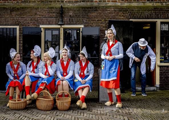 News Themen der Woche KW13 News Bilder des Tages ALKMAAR - Cheese girls during the opening of the first cheese market of the season on the Waagplein. ANP REMKO DE WAAL netherlands out - belgium out  Copyright: xx x494765648x originalFilename: 494765648.jpg