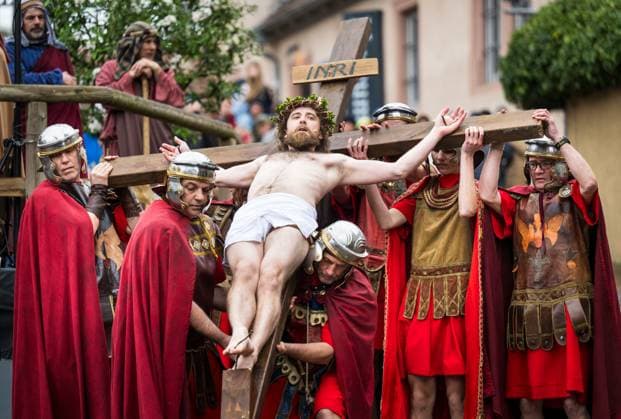 Bilder des Jahres 2024, News 03 März News Themen der Woche KW13 News Bilder des Tages Karfreitagsprozession (Passionsspiele) in Bensheim an der Bergstrasse (Foto vom 29.03.2024). Rund 90 Laiendarstellerinnen und -darsteller in historischen Kostuemen ziehen durch die Bensheimer Innenstadt und stellen den Leidensweg Jesu nach: Mit der Festnahme Jesu, der Verurteilung von Jesus durch den roemischen Statthalter Pontius Pilatus und der Kreuzigung auf dem Marktplatz. Eingewanderte aus Italien brachten ihre Tradition des Passionsspiels in den 1980er-Jahren mit an die Bergstrasse. Begleitet haetten die Prozession etwa 300 Zuschauer, sagte ein Sprecher der Polizei dem Evangelischen Pressedienst (epd). (Siehe epd-Meldung vom 29.03.2024) EDITORIAL USE ONLY *** Good Friday procession Passion Play in Bensheim on the Bergstrasse Photo fr Copyright: epd-bild ThomasxLohnes DSC_9913