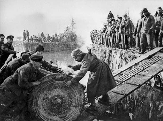 River Oder forcing 3065812 16.04.1945 The WWII, 1939-1945. Loading cannons aboard the Baltic military flotilla. The marines cross the river Oder near the city of Kuestrin. RIA Novosti Sputnik Germany  Copyright: xRIAxNovostix