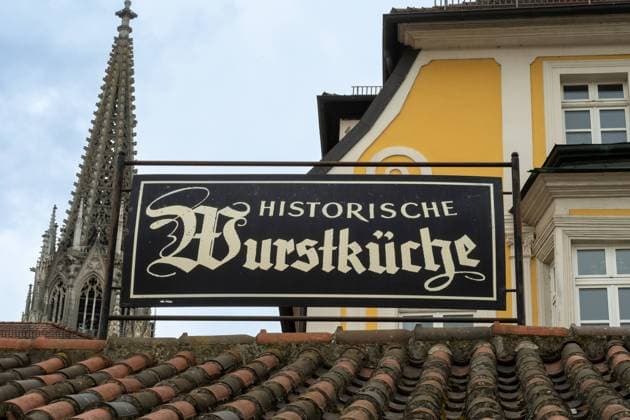 Kunst Kultur Gastronomie Geschichte Architektur 21.03.2024 Regensburg Historische Wurstküche Historische Wurstkuchl Bratwürste, Sauerkraut und Bier in einem historischen CafÃ mit Tischen am Flussufer der Donau Biergarten Dom Regensburg Bayern GER *** Art Culture Gastronomy History Architecture 21 03 2024 Regensburg Historic sausage kitchen Historic sausage kitchen Bratwurst, sauerkraut and beer in a historic café with tables on the banks of the Danube Beer garden Cathedral Regensburg Bavaria GER