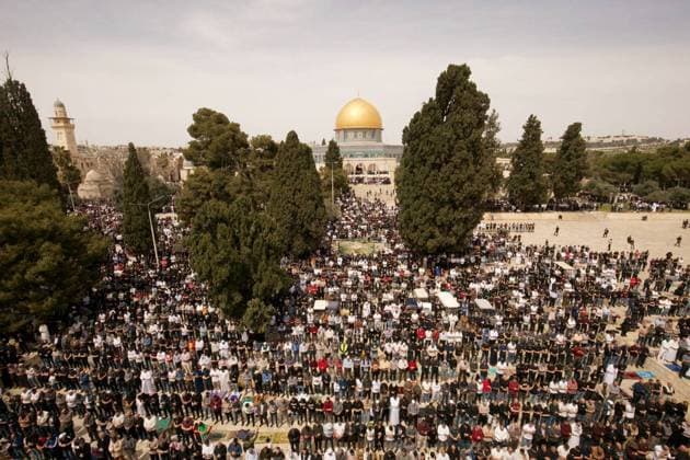 News Bilder des Tages Muslims perform the third Friday prayer of the Holy month of Ramadan at Masjid al-Aqsa Muslims perform the third Friday prayer of the Holy month of Ramadan at Masjid al-Aqsa Compound in Jerusalem on March 29, 2024, amid Israeli restrictions. Photo by Department of Islamic Awqaf in Jerusalem apaimages Jerusalem Jerusalem Palestinian Territory 290324_Jerusalem_AWQAF_00(2) Copyright: xapaimagesxDepartmentxofxIslamicxAwqafxinxJerusalemx xapaimagesx