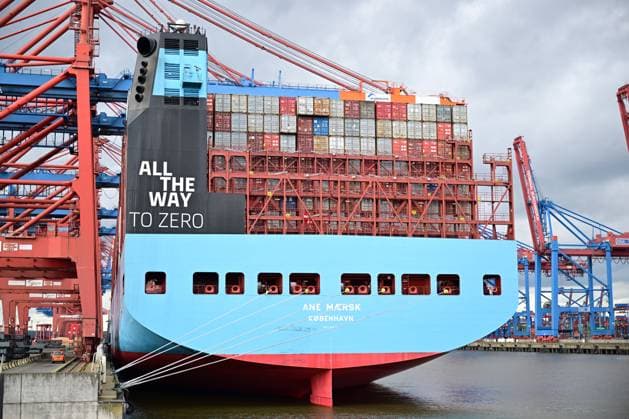 News Themen der Woche KW13 News Bilder des Tages Stock- und Symbolbilder I 29.03.2024 Die Ane Maersk ist der erste große Containerfrachter der dänischen Reederei Maersk, der mit Methanol betrieben wird. Hamburg Hamburg Hamburg Deutschland *** Stock and symbol images I 29 03 2024 The Ane Maersk is the first large container freighter of the Danish shipping company Maersk to be powered by methanol Hamburg Hamburg Hamburg Hamburg Germany Copyright: xLobeca FelixxSchlikisx