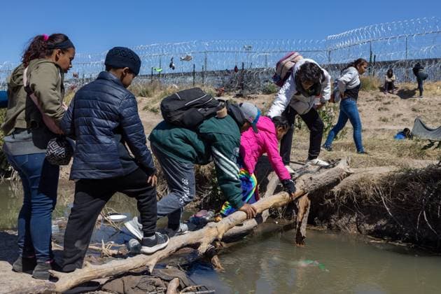 March 28, 2024: The Mexican Association oÂngeles Mensajeros organized the celebration of the Via Crucis with migrants living in the middle of the Rio Bravo, awaiting the opportunity to cross into the United States. Some participated by carrying the cross, while many others simply observed - ZUMAp241 20240328_zip_p241_003 Copyright: xDavidxPeinadox