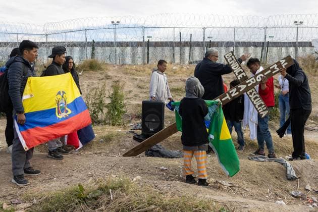 March 29, 2024: The Mexican Association oÂngeles Mensajeros organized the celebration of the Via Crucis with migrants living in the middle of the Rio Bravo, awaiting the opportunity to cross into the United States. Some participated by carrying the cross, while many others simply observed - ZUMAp241 20240329_zip_p241_004 Copyright: xDavidxPeinadox