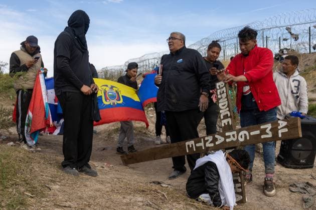 March 29, 2024: The Mexican Association oÂngeles Mensajeros organized the celebration of the Via Crucis with migrants living in the middle of the Rio Bravo, awaiting the opportunity to cross into the United States. Some participated by carrying the cross, while many others simply observed - ZUMAp241 20240329_zip_p241_006 Copyright: xDavidxPeinadox