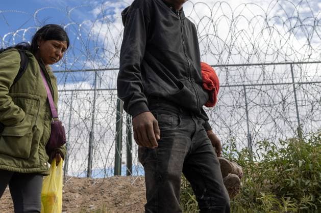 March 29, 2024: The Mexican Association oÂngeles Mensajeros organized the celebration of the Via Crucis with migrants living in the middle of the Rio Bravo, awaiting the opportunity to cross into the United States. Some participated by carrying the cross, while many others simply observed - ZUMAp241 20240329_zip_p241_007 Copyright: xDavidxPeinadox