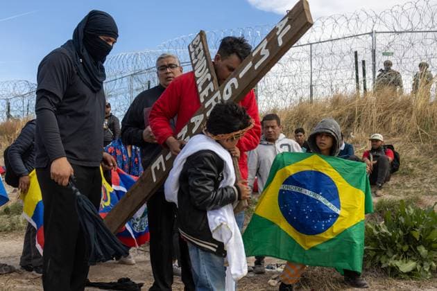 March 29, 2024: The Mexican Association oÂngeles Mensajeros organized the celebration of the Via Crucis with migrants living in the middle of the Rio Bravo, awaiting the opportunity to cross into the United States. Some participated by carrying the cross, while many others simply observed - ZUMAp241 20240329_zip_p241_010 Copyright: xDavidxPeinadox