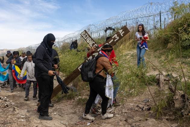 March 29, 2024: The Mexican Association oÂngeles Mensajeros organized the celebration of the Via Crucis with migrants living in the middle of the Rio Bravo, awaiting the opportunity to cross into the United States. Some participated by carrying the cross, while many others simply observed - ZUMAp241 20240329_zip_p241_012 Copyright: xDavidxPeinadox