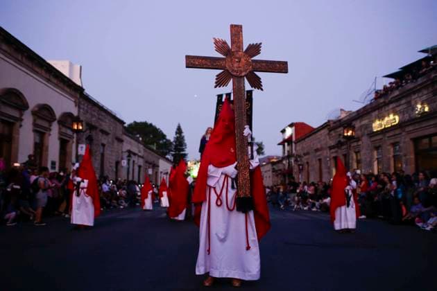 March 29, 2024, Morelia, Michoacan, Mexico: Members of the brotherhoods of Morelia, Michoacan carrying a cross of the Catholic Church during the procession of silence derived from the celebrations of Holy Week in Mexico, the tour took place this Friday afternoon, passing main avenues of the city. Morelia Mexico - ZUMAs310 20240329_zip_s310_006 Copyright: xLuisxExSalgadox