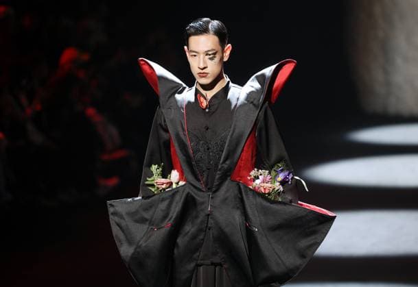 Entertainment Themen der Woche KW13 BEIJING, CHINA - MARCH 29: A model walks the runway at the Guaxin collection show by designer Yang Chunlin on day seven of China Fashion Week A W 2024 at 751D Park on March 29, 2024 in Beijing, China.  Copyright: xVCGx 111488243718