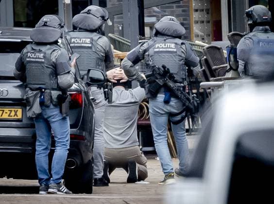 News Themen der Woche KW13 EDE - A man is arrested by the DSI in front of a cafe in Ede. A hostage situation is underway in the center of Ede. ANP REMKO DE WAAL netherlands out - belgium out  Copyright: xx x494826731x originalFilename: 494826731.jpg