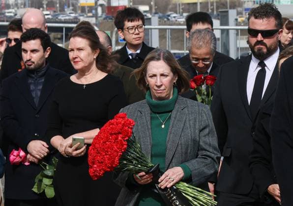 News Themen der Woche KW13 News Bilder des Tages RUSSIA, MOSCOW REGION - MARCH 30, 2024: US ambassador to Russia Lynne Tracy (C) lays flowers at a makeshift memorial for the victims of the 22 March Crocus City Hall terrorist attack in Krasnogorsk. According to recent reports, 144 people were killed in the attack. 382 people were injured, of which 217 received outpatient care. Vladimir Gerdo TASS  68626365