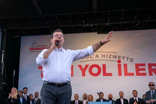 Bilder des Jahres 2024, News 03 März News Themen der Woche KW13 News Bilder des Tages March 30, 2024, Besiktas, Istanbul, Turkey: Istanbul Metropolitan Municipality Mayor and opposition mayor candidate Ekrem Imamoglu, speaks to his supporters during campaign rally in Besiktas, Istanbul, ahead of Turkish Local elections onÃ‚ MarchÃ‚ 31,Ã‚ 2024. Besiktas Turkey - ZUMAu194 20240330_zip_u194_010 Copyright: xTolgaxUluturkx
