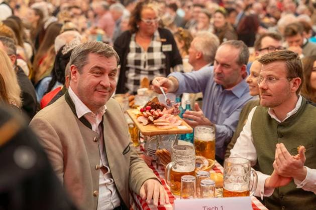 Bilder des Jahres 2024, News 03 März News Themen der Woche KW13 News Bilder des Tages Nürnberg Frühlingsvolksfest 2024 - Bieranstich Ein glücklicher Ministerpräsident Markus Söder CSU beim Bieranstich des Nürnberger Volksfest. Gegenüber der Nürnberger Oberbürgermeister Macus König CSU. Im HIntergrund Hubert Aiwanger. Nürnberg Bayern Deutschland *** Nuremberg Spring Folk Festival 2024 Beer tapping A happy Prime Minister Markus Söder CSU at the beer tapping of the Nuremberg Folk Festival Opposite the Lord Mayor of Nuremberg Macus König CSU In the background Hubert Aiwanger Nuremberg Bavaria Germany 20240330-6V2A8411-Bearbeitet