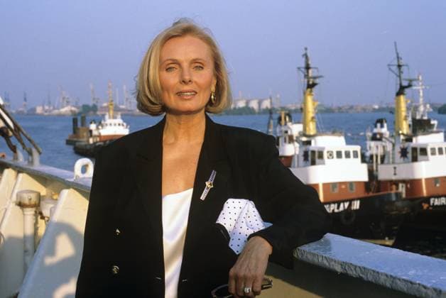 Ruth-Maria Kubitschek, Schauspielerin, bei einem Fototermin während der Dreharbeiten zur ZDF Fernsehserie Das Erbe der Guldenburgs an Bord des Frachters Cap San Diego in Hamburg, 26.5.1989 *** Ruth Maria Kubitschek, actress, at a photo shoot during the filming of the ZDF television series Das Erbe der Guldenburgs on board the freighter Cap San Diego in Hamburg, 26 5 1989