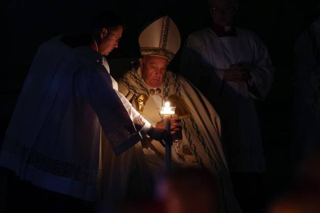 Bilder des Jahres 2024, News 03 März News Themen der Woche KW13 News Bilder des Tages Pope Francis presides over the rite of the Easter vigil Vatican City, Italy 30.03.2024: Pope Francis presides over the rite of the Easter vigil at the Altare della Confessione, St. Peter s Basilica for the Holy Week of Easter in Vatican City. Rome italy Italy  Copyright: xIPAxSport ABACAx