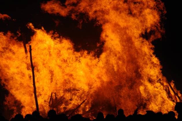 News Themen der Woche KW13 News Bilder des Tages Großes Osterfeuer am Elbufer in Blankenese (Hamburg). *** Large Easter bonfire on the banks of the Elbe in Blankenese Hamburg