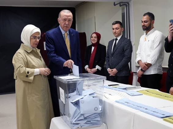 News Themen der Woche KW13 News Bilder des Tages (240331) -- ISTANBUL, March 31, 2024 -- Turkish President Recep Tayyip Erdogan casts his vote in Istanbul, T¨¹rkiye, March 31, 2024. Voters flocked to the polls on Sunday in Istanbul, T¨¹rkiye s financial and cultural hub, for the country s local elections. ( Handout via Xinhua) T?RKIYE-ISTANBUL-ELECTION TurkishxPresidency 