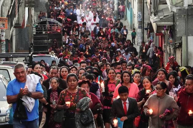News Themen der Woche KW13 March 30, 2024, Chichicastenango, Guatemala: Indigenous Mayan women wearing traditional huipiles lead a candlelight procession mixing Christian and Mayan beliefs on Holy Saturday through the market area to the Iglesia de Santo TomoÂ¡s, March 30, 2024 in Chichicastenango, Guatemala. The Catholic Church and Mayan beliefs long ago mixed together in indigenous regions of Guatemala in a process called syncretism. Chichicastenango Guatemala - ZUMAe02_ 20240330_zaf_e02_001 Copyright: xRichardxEllisx