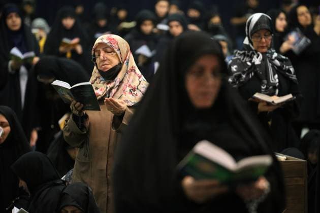News Bilder des Tages Iran, Gläubige begehen Lailat al-Kadr - Nacht der Bestimmung April 1, 2024, Tehran, Iran: Iranian women worshipers pray during Night of Power as part of a commemoration marking the anniversary of the martyrdom of Imam Ali on the holy fasting month of Ramadan at the Grand Mosalla mosque in Tehran. The Muslims holy month of Ramadan is the ninth month in the Islamic calendar and it is believed that the revelation of the first verse in the Koran was during its last 10 nights. It is celebrated yearly by praying during the night time and abstaining from eating, drinking, and sexual acts during the period between sunrise and sunset. It is also a time for socializing, mainly in the evening after breaking the fast and a shift of all activities to late in the day in most countries. Tehran Iran - ZUMAf146 20240401_zip_f146_018 Copyright: xRouzbehxFouladix