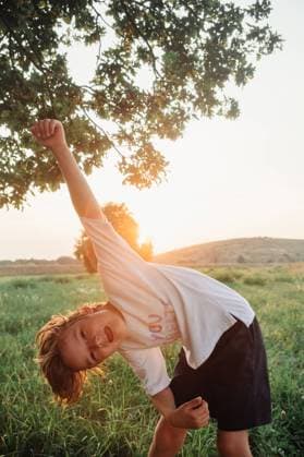 Creative Highlights Symbolbilder Happy boy having fun on grass field wearing white t-shirt Wroc?aw, Lower Silesian Voivodeship, Poland CR_PJWUOI240331-1381987-01 ,model released, Symbolfoto