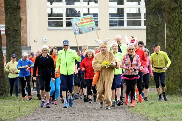 News Themen der Woche KW14 Entertainment Bilder des Tages DEU, Osterhasenlauf, 01.04.2024, Mommsenstadion - Forsthaus im Grunewald, Berlin, DEU, Osterhasenlauf, im Bild Spasslauf zm Osterfest, vom Mommsenstadion zum Forsthaus an der Havel Chaussee im Grunewald *** DEU, Osterhasenlauf, 01 04 2024, Mommsenstadion Forsthaus im Grunewald, Berlin, DEU, Osterhasenlauf, in the picture fun run at Easter, from Mommsenstadion to Forsthaus an der Havel Chaussee im Grunewald nph00076