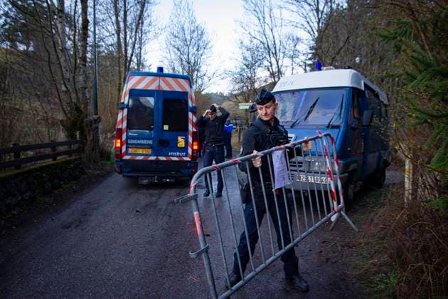 Bilder des Jahres 2024, News 04 April News Themen der Woche KW14 News Bilder des Tages Little Emile Case - Remains founded - Le Vernet The road to Haut-Vernet is blocked by a gendarmerie checkpoint at the village of Le Vernet, France, Vernet, on april 01, 2024. The remains of Emile, who disappeared since July 8th last year in Le Vernet, were discovered this Saturday a few kilometers from the hamlet. Photo by Thibaut Durand ABACAPRESS.COM Le Vernet Alpes-de-Haute-Provence France  Copyright: xDurandxThibaut ABACAx