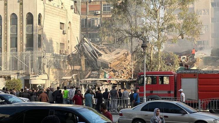 Bilder des Jahres 2024, News 04 April News Themen der Woche KW14 News Bilder des Tages (240401) -- DAMASCUS, April 1, 2024 -- This photo taken with a mobile phone on April 1, 2024 shows a destroyed building within the compound of the Iranian embassy in Damascus, Syria. A suspected Israeli missile strike targeted a building within the compound of the Iranian embassy in the Syrian capital Damascus on Monday afternoon, according to Xinhua reporters on the scene. Syria s state news agency, SANA, has reported that the Israeli attack resulted in significant destruction to the Iranian consulate building and neighboring structures. (Photo by Xinhua) SYRIA-DAMASCUS-IRANIAN EMBASSY COMPOUND-SUSPECTED MISSILE ATTACK HummamxSheikhxAli 