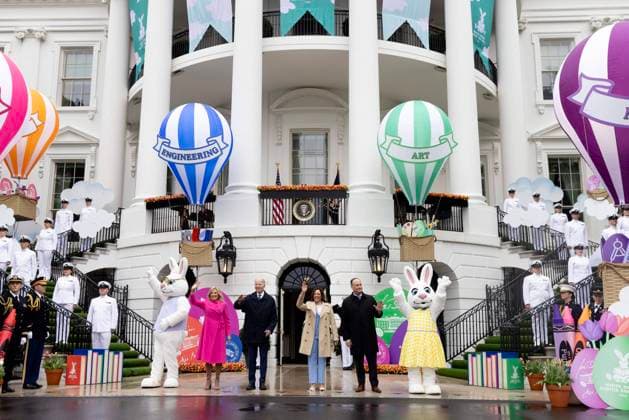 Bilder des Jahres 2024, Entertainment 04 April Entertainment Themen der Woche KW14 2024 White House Easter Egg Roll on the South Lawn (L to R); US First Lady Jill Biden, US President Joe Biden, US Vice President Kamala Harris, and Douglas Emhoff, husband of US Vice President Kamala Harris; stand with Easter bunnies while attending the 2024 Easter Egg Roll on the South Lawn of the White House in Washington, DC, USA, 01 April 2024. About forty thousand people were expected to attend the 2024 Easter Egg Roll, which continues the theme of EGGucation and provides a variety of learning activities for children. WASHINGTON DC United States  Copyright: xPool ABACAx