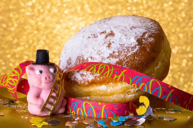 Glücksschwein und Krapfen Glücksschwein und Krapfen Copyright: xZoonar.com RobertxBauer-Farox 5459161