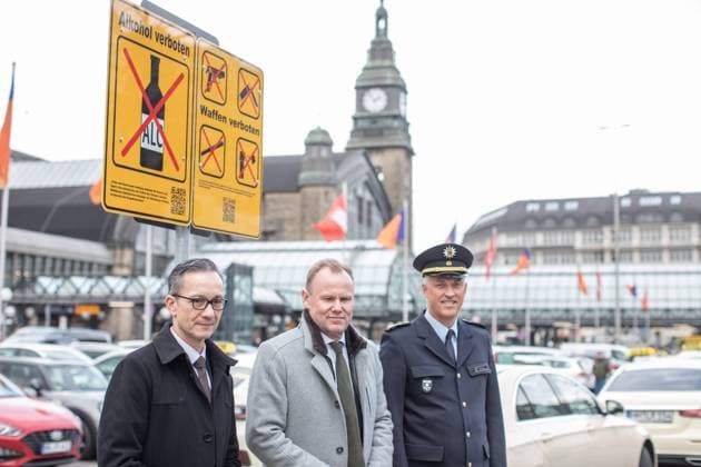 Bilder des Jahres 2024, News 04 April News Themen der Woche KW14 News Bilder des Tages Mit dem 1. April wurde am Hamburger Hauptbahnhof auch das Alkohlverbot umgesetzt. Andy Grote hatte das Schild am 2 April enthüllt. *** The ban on alcohol was also implemented at Hamburg Central Station on April 1 Andy Grote unveiled the sign on April 2 Copyright: xBlaulicht-News.dex