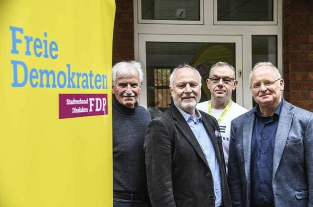 Dr. Michael Terwiesche als FDP-Kandidat für Europawahl ** NUR FÜR REDAKTIONELLE ZWECKE ** EDITORIAL USE ONLY **<p>Reinhard Claves, Gerald Schädlich, Dennis Jegelka und Dr. Michael Terwiesche v.l.. FDP-Kandidat für die Europawahl Dr. Michael Terwiesche stellt sich vor und appelliert vor dem Hintergrund der erstarkenden Rechten unbedingt wählen zu gehen, am Montag, 02.04.2024 in Dinslaken. Deutschland NRW Dinslaken Copyright: MarkusxJoosten *** Dr Michael Terwiesche as FDP candidate for European elections FOR EDITORIAL PURPOSES ONLY EDITORIAL USE ONLY p Reinhard Claves, Gerald Schädlich, Dennis Jegelka and Dr Michael Terwiesche f l FDP candidate for the European elections Dr Michael Terwiesche introduces himself and appeals against the b Copyright: MarkusxJoosten doc7utnrqm87kjmk09yfhi ,EDITORIAL USE ONLY