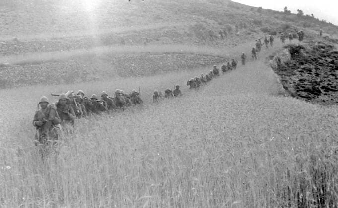 A column of Italian soldiers moving towards the town of Pina on July 16, 1938, in the course of the action known as Del Levante , during the Spanish civil war. The men, carrying their equipment, are crossing a sunlit field of wheat (b w photo) 1250024 A column of Italian soldiers moving towards the town of Pina on July 16, 1938, in the course of the action known as Del Levante , during the Spanish civil war. The men, carrying their equipment, are crossing a sunlit field of wheat (b w photo) by Unknown photographer, (20th century); (add.info.: Unidentified Author Spain); Fratelli Alinari Museum Collections, Florence, Italy. Copyright: xFratellixAlinarixMuseumxCollections,xFlorence,xItalyx xBridgemanxImagesx 1250024