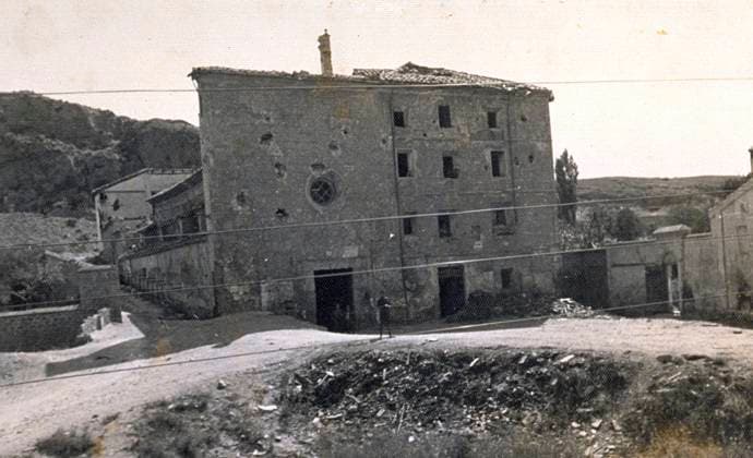 A building in the city of Teruel which bears the signs of the bombings which took place during the Spanish civil war, 07 1938 (b w photo) 1250034 A building in the city of Teruel which bears the signs of the bombings which took place during the Spanish civil war, 07 1938 (b w photo) by Unknown photographer, (20th century); (add.info.: Unidentified Author Spain); Fratelli Alinari Museum Collections, Florence, Italy. Copyright: xFratellixAlinarixMuseumxCollections,xFlorence,xItalyx xBridgemanxImagesx 1250034