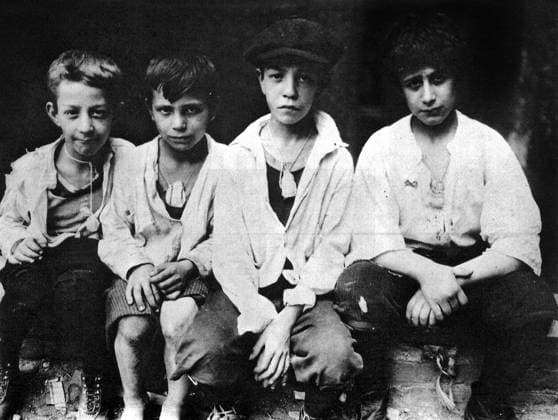 Children Wearing Camphor Bags during the Spanish Flu Epidemic, 1918 (b w photo) 1700685 Children Wearing Camphor Bags during the Spanish Flu Epidemic, 1918 (b w photo); (add.info.: Children wearing camphor bags around their neck to protect them from spanish flu epidemy, 1918). Copyright: xBridgemanxImagesx 1700685