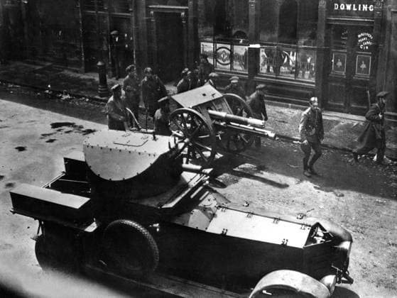 Revolt in Dublin, Irish Independence, c.1920 (b w photo) 1700987 Revolt in Dublin, Irish Independence, c.1920 (b w photo); (add.info.: The Irish War of Independence (Irish: Cogadh na Saoirse) or Anglo-Irish War was a guerrilla war fought in Ireland from 1919 to 1921 between the Irish Republican Army (IRA, the army of the Irish Republic) and British forces: the British Army, along with the quasi-military Royal Irish Constabulary (RIC) and its paramilitary forces the Auxiliaries and Ulster Special Constabulary (USC). It was part of the Irish revolutionary period.). Copyright: xBridgemanxImagesx 1700987