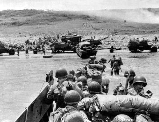 American Soldiers landing on Omaha Beach, 6th June 1944 (b w photo) 1763725 American Soldiers landing on Omaha Beach, 6th June 1944 (b w photo); (add.info.: Omaha Beach was the code name for one of the five sectors of the Allied invasion of German-occupied France in the Normandy landings on 6 June 1944, during World War II.). Copyright: xBridgemanxImagesx 1763725
