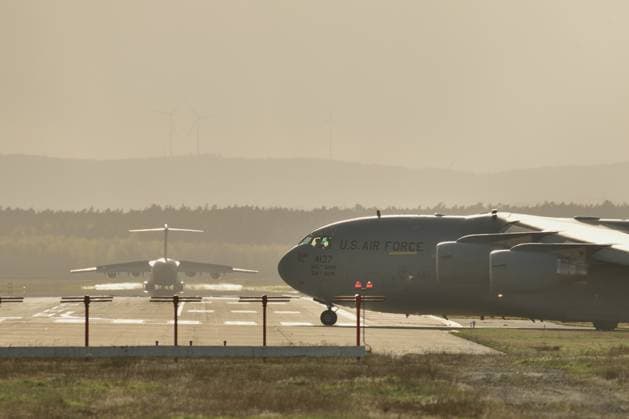 2.4.2024 Ramstein Airbase Der US Luftwaffenstützpunkt Ramstein Airbase in Rheinland Pfalz. Überwiegend logistische Aufgaben werden hier erfüllt, doch auch Evakuierungen wurden in der Vergangenheit über die Ramstein Airbase abgewickelt. Im Bild eine Boeing C17 Globemaster Transportmaschine. Ramstein Miesenbach US Air Base Rheinland Pfalz Deutschland *** 2 4 2024 Ramstein Airbase The US Air Force base Ramstein Airbase in Rhineland-Palatinate Mainly logistical tasks are carried out here, but evacuations were also handled via Ramstein Airbase in the past In the picture a Boeing C17 Globemaster transport aircraft Ramstein Miesenbach US Air Base Rhineland-Palatinate Germany