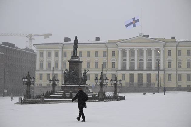 Bilder des Jahres 2024, News 04 April News Themen der Woche KW14 News Bilder des Tages National flag of Finland flying at half-mast outside Government Palace by Senate Square in Helsinki, Finland on April 3, 2024. One sixth grade pupil died and two others were seriously injured in a shooting incident at the Viertola school in Vantaa, Finland on Tuesday morning. The suspect is also a 12-year-old pupil at the school. Helsinki Finland  Copyright: xAnttixAimo-Koivistox LKFTJ20240403081416ESUW