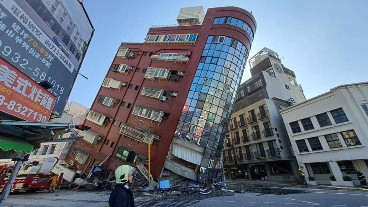 Bilder des Jahres 2024, News 04 April News Themen der Woche KW14 News Bilder des Tages HUALIEN, CHINA - APRIL 03: A red building is partially collapsed after a powerful 7.3-magnitude earthquake rocked the entire island on April 3, 2024 in Hualien County, Taiwan of China. A major earthquake has hit the east coast of Taiwan with a magnitude of 7.3, the strongest on the island in 25 years.  Copyright: xVCGx 111488969736