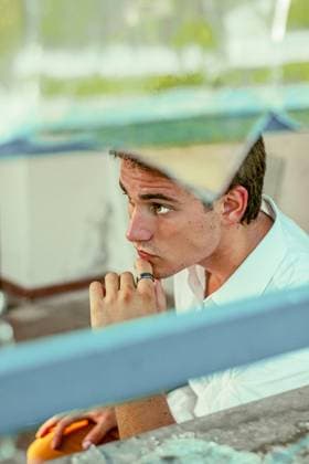 Creative Highlights Symbolbilder young handsome male looking out of camera through broken glass Ceggia, Veneto, Italy R_CTPK240402-1384324-01 EDITORIAL USE ONLY