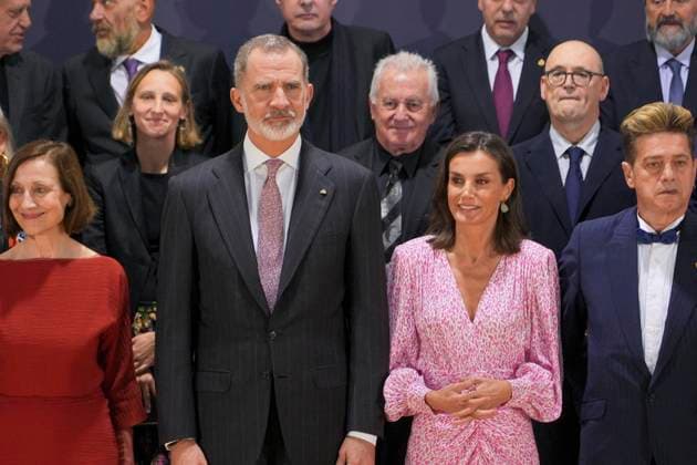 Royals At Merit In The Fine Arts Gold Medals - Cadiz The King and Queen of Spain, preside over the family photo with the award winners during the presentation of the Gold Medals for Merit in Fine Arts 2022 at the Palacio de Congresos, on April 3, 2024 in Cadiz (Andalusia, Spain). The King and Queen of Spain preside over the presentation of the Gold Medals for Merit in Fine Arts 2022, with the participation of the Minister of Culture, Ernest Urtasun, the president of the Junta de Andalucia, Juanma Moreno, the president of the Parliament of Andalusia, Jesus Aguirre, and the mayor of Cadiz, Bruno Garcia. Photo by Francisco J. Olmo Europa Press ABACAPRESS.COM Cadiz (Andalusia) Spain Copyright: xEuropaxPress ABACAx