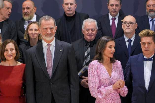 Royals At Merit In The Fine Arts Gold Medals - Cadiz The King and Queen of Spain, preside over the family photo with the award winners during the presentation of the Gold Medals for Merit in Fine Arts 2022 at the Palacio de Congresos, on April 3, 2024 in Cadiz (Andalusia, Spain). The King and Queen of Spain preside over the presentation of the Gold Medals for Merit in Fine Arts 2022, with the participation of the Minister of Culture, Ernest Urtasun, the president of the Junta de Andalucia, Juanma Moreno, the president of the Parliament of Andalusia, Jesus Aguirre, and the mayor of Cadiz, Bruno Garcia. Photo by Francisco J. Olmo Europa Press ABACAPRESS.COM Cadiz (Andalusia) Spain Copyright: xEuropaxPress ABACAx