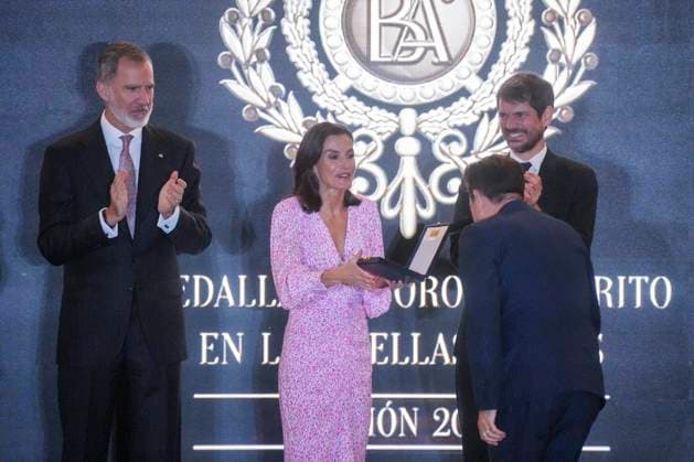 Royals At Merit In The Fine Arts Gold Medals - Cadiz The King and Queen of Spain present the awards during the presentation of the Gold Medals for Merit in Fine Arts 2022 at the Palacio de Congresos on April 3, 2024 in Cadiz (Andalusia, Spain). The King and Queen of Spain preside over the presentation of the Gold Medals for Merit in Fine Arts 2022, with the participation of the Minister of Culture, Ernest Urtasun, the President of the Junta de Andalucia, Juanma Moreno, the President of the Parliament of Andalusia, Jesus Aguirre, and the Mayor of Cadiz, Bruno Garcia. Photo by Francisco J. Olmo Europa Press ABACAPRESS.COM Cadiz (Andalusia) Spain Copyright: xEuropaxPress ABACAx