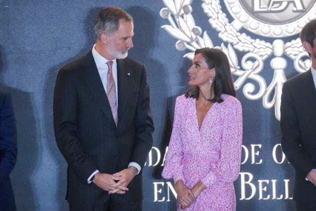 Royals At Merit In The Fine Arts Gold Medals - Cadiz The King and Queen of Spain present the awards during the presentation of the Gold Medals for Merit in Fine Arts 2022 at the Palacio de Congresos on April 3, 2024 in Cadiz (Andalusia, Spain). The King and Queen of Spain preside over the presentation of the Gold Medals for Merit in Fine Arts 2022, with the participation of the Minister of Culture, Ernest Urtasun, the President of the Junta de Andalucia, Juanma Moreno, the President of the Parliament of Andalusia, Jesus Aguirre, and the Mayor of Cadiz, Bruno Garcia. Photo by Francisco J. Olmo Europa Press ABACAPRESS.COM Cadiz (Andalusia) Spain Copyright: xEuropaxPress ABACAx